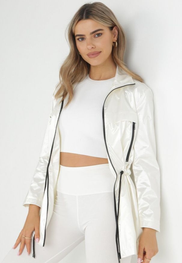 Born2be - Biała Kurtka Layna. Typ kołnierza: kołnierzyk stójkowy. Kolor: biały. Materiał: materiał. Długość rękawa: długi rękaw. Długość: długie