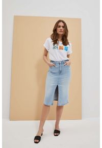MOODO - Jeansowa spódnica z rozcięciem z przodu niebieska. Kolor: niebieski. Materiał: jeans #1