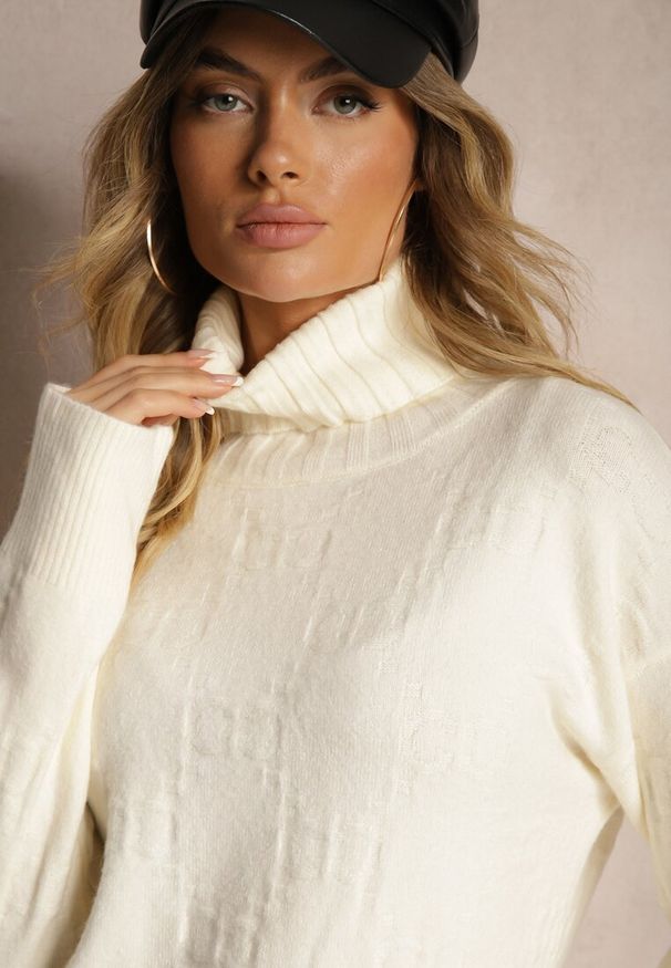 Renee - Jasnobeżowy Golf o Klasycznym Kroju Savelle. Okazja: na co dzień. Typ kołnierza: golf. Kolor: beżowy. Materiał: jeans. Długość rękawa: długi rękaw. Długość: długie. Styl: klasyczny