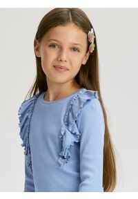 Reserved - Prążkowana bluzka z falbanką - jasnoniebieski. Kolor: niebieski. Materiał: prążkowany