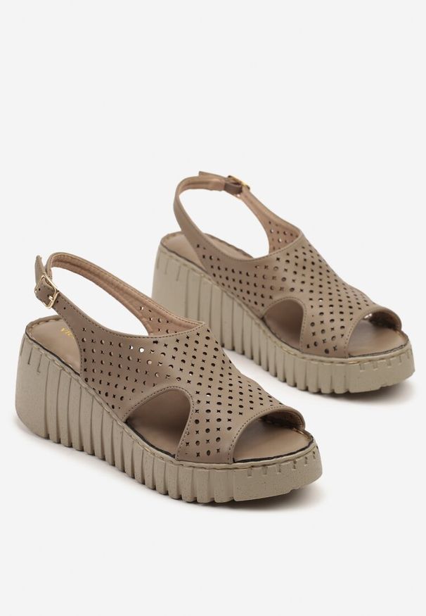 Born2be - Ciemnobeżowe Ażurowe Sandały Vices na Koturnie Aterenne. Okazja: na co dzień. Zapięcie: sprzączka. Kolor: beżowy. Wzór: ażurowy. Sezon: lato. Obcas: na koturnie. Styl: casual