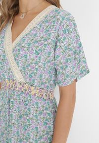 Born2be - Niebiesko-Miętowa Rozkloszowana Sukienka Maxi z Gumką w Talii i Koronkowym Dekoltem Gerbera. Kolor: niebieski. Materiał: koronka. Długość rękawa: krótki rękaw. Sezon: wiosna, lato. Typ sukienki: kopertowe. Długość: maxi #4