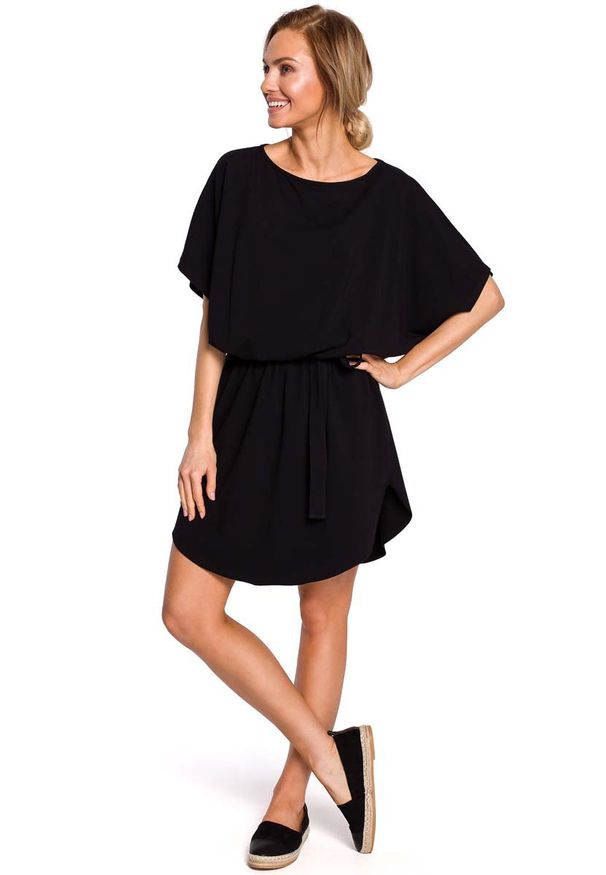 MOE - Czarna Krótka Oversizowa Sukienka z Paskiem. Kolor: czarny. Materiał: elastan, bawełna. Długość: mini