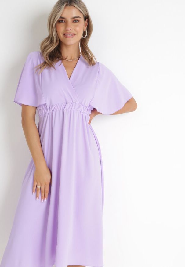 Born2be - Fioletowa Rozkloszowana Sukienka Midi z Kopertowym Dekoltem i Gumką w Talii Muntani. Kolor: fioletowy. Długość rękawa: krótki rękaw. Typ sukienki: kopertowe. Długość: midi