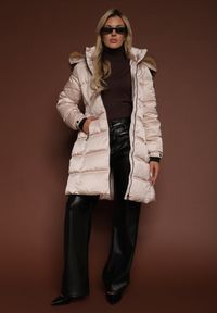 Renee - Beżowa Pikowana Kurtka o Długim Fasonie z Odpinanym Kapturem z Futerkiem Fenalda. Okazja: na spacer. Kolor: beżowy. Materiał: futro. Długość: długie. Styl: elegancki #3