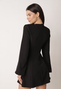 Born2be - Czarna Sukienka VICES o Rozkloszowanym Kroju z Szerokimi Rękawami Natemia. Okazja: na wesele, na imprezę, na ślub cywilny. Kolor: czarny. Materiał: futro. Styl: klasyczny #4