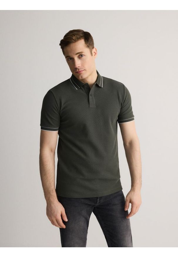 Reserved - Polo z merceryzowanej bawełny - oliwkowy. Typ kołnierza: polo. Kolor: oliwkowy. Materiał: bawełna