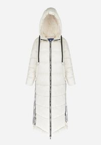 Born2be - Jasnobeżowa Kurtka Długa Pikowana z Kapturem Sinaq. Typ kołnierza: kaptur. Kolor: beżowy. Długość: długie. Styl: elegancki #6