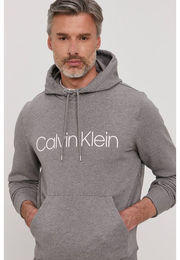 Calvin Klein Bluza bawełniana męska kolor szary z kapturem z nadrukiem. Okazja: na co dzień. Typ kołnierza: kaptur. Kolor: szary. Materiał: bawełna. Wzór: nadruk. Styl: casual