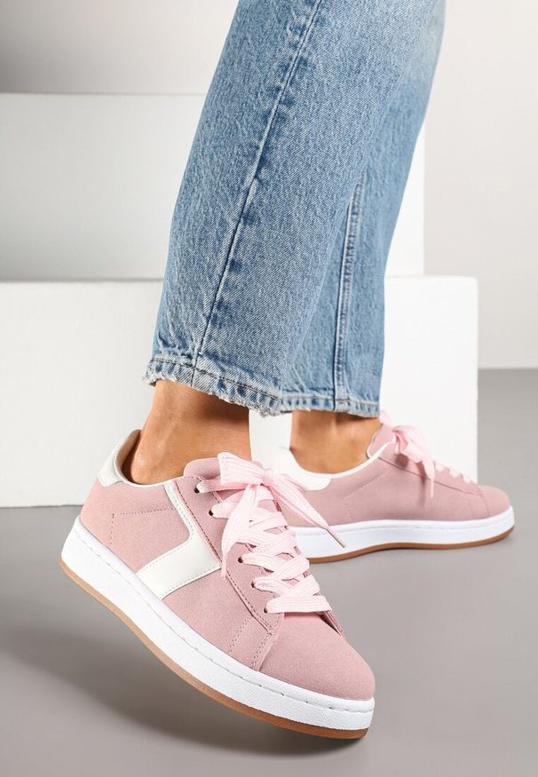 Renee - Różowe Sneakersy z Geometrycznym Motywem Taniffia. Okazja: na co dzień, na spacer. Zapięcie: sznurówki. Kolor: różowy. Materiał: jeans. Wzór: geometria. Obcas: na płaskiej podeszwie. Sport: turystyka piesza