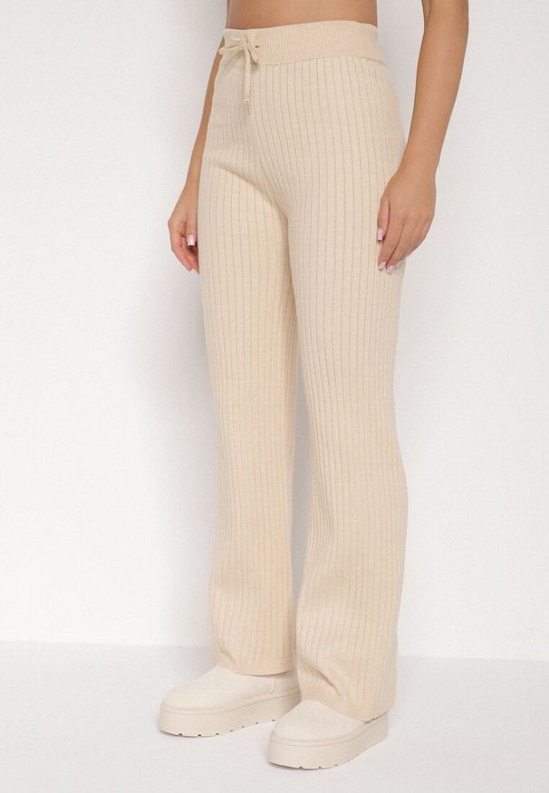 Born2be - Jasnobeżowy Komplet Dzianinowy z Bawełną Spodnie Kamizelka i Długi Kardigan Meviravia. Kolor: beżowy. Materiał: dzianina, bawełna