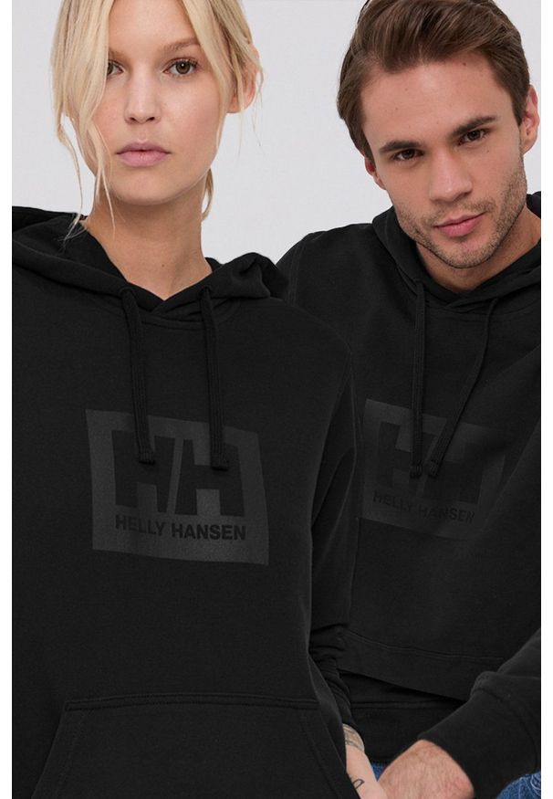 Helly Hansen Bluza bawełniana kolor czarny z kapturem z nadrukiem. Okazja: na co dzień. Typ kołnierza: kaptur. Kolor: czarny. Materiał: bawełna. Wzór: nadruk. Styl: casual