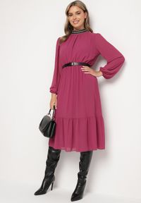 Born2be - Fioletowa Sukienka z Gumką w Talii Ozdobiona Aplikacjami przy Dekolcie Lilirae. Kolor: fioletowy. Wzór: aplikacja. Sezon: wiosna, lato. Styl: elegancki #1