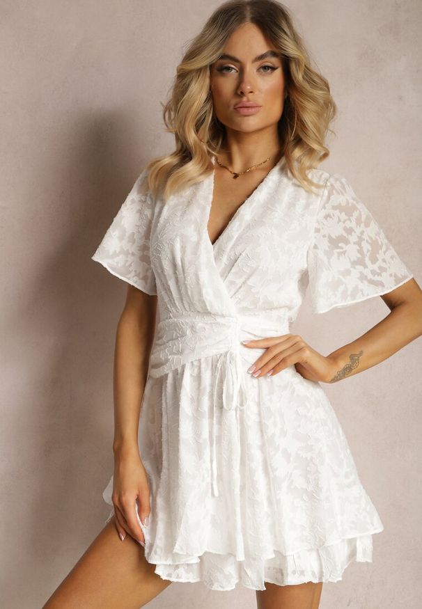 Renee - Biała Rozkloszowana Sukienka z Dekoltem Zapinanym na Napy Tarae. Okazja: na co dzień. Kolor: biały. Styl: elegancki, casual