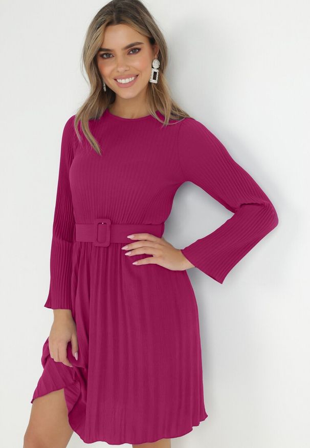 Born2be - Ciemnofioletowa Sukienka Plisowana z Paskiem Flyne. Kolor: fioletowy. Długość rękawa: długi rękaw. Styl: elegancki. Długość: mini