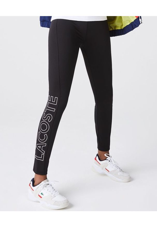 Lacoste - LACOSTE - Czarne legginsy z kontrastowym logo. Stan: podwyższony. Kolor: czarny. Styl: sportowy