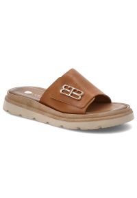Brązowe Klapki Armodo Stylowe Obuwie Damskie Ze Skóry Naturalnej. Okazja: na co dzień. Kolor: brązowy. Materiał: skóra. Sezon: lato. Styl: elegancki