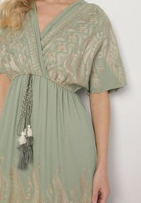 Born2be - Zielona Kopertowa Sukienka z Wiskozy Ozdobiona Frędzlami Redare. Okazja: na co dzień. Typ kołnierza: dekolt w serek. Kolor: zielony. Materiał: wiskoza. Wzór: aplikacja. Typ sukienki: kopertowe. Styl: casual, klasyczny, boho #6
