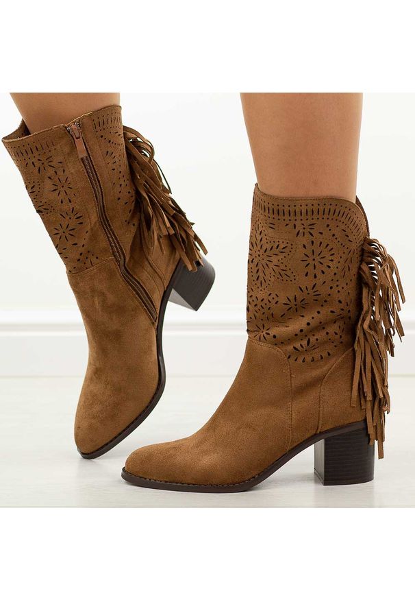Brązowe ażurowe botki damskie na obcasie M.Daszyński 2337-15. Kolor: brązowy. Materiał: zamsz. Szerokość cholewki: normalna. Wzór: ażurowy. Sezon: wiosna, jesień, lato. Obcas: na obcasie. Styl: elegancki, boho, klasyczny. Wysokość obcasa: średni