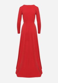 Born2be - Czerwona Rozkloszowana Sukienka z Dekoltem w Serek i Rozcięciem Zdobiona Metaliczną Nicią Emilandra. Typ kołnierza: dekolt w serek. Kolor: czerwony. Materiał: zamsz, materiał. Długość rękawa: długi rękaw. Wzór: aplikacja. Typ sukienki: rozkloszowane, kopertowe. Styl: wizytowy, klasyczny, elegancki #6