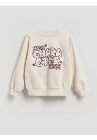Reserved - Luźna bluza z napisem - kremowy. Kolor: kremowy. Materiał: bawełna, dzianina. Wzór: napisy #1