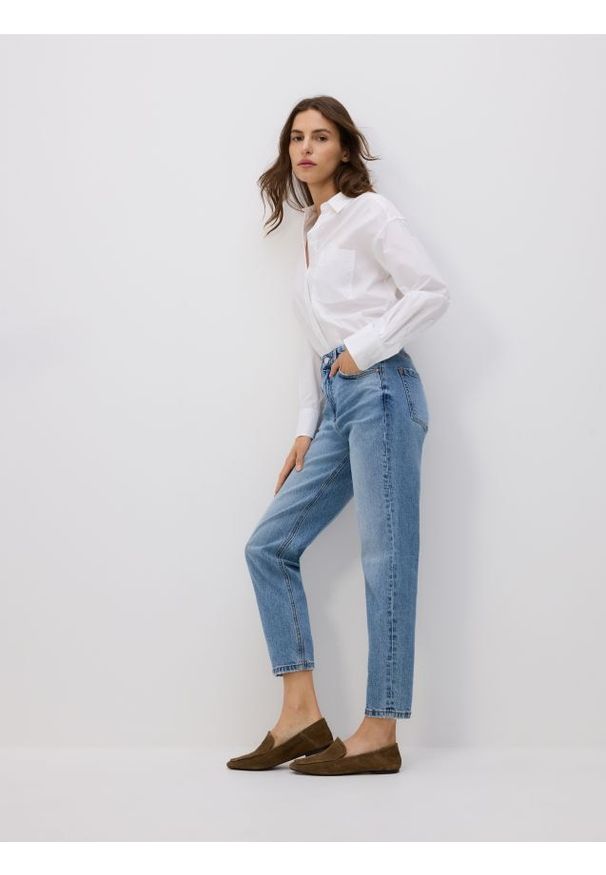 Reserved - Jeansy mom fit slim - niebieski. Kolor: niebieski