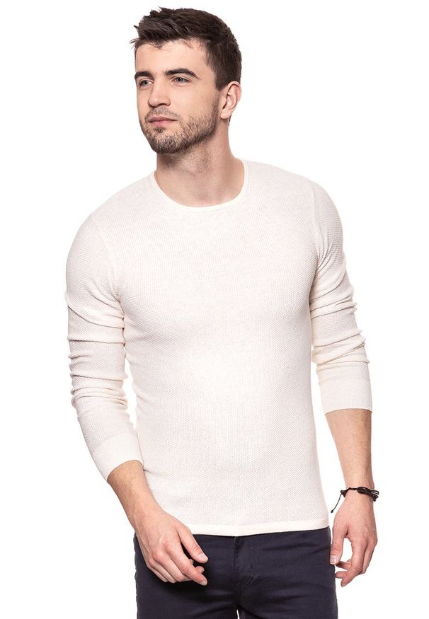 Wrangler - MĘSKI SWETER WRANGLER PIQUE CREW KNIT IVORY W8616PTIV 112132319. Materiał: bawełna, dzianina. Wzór: ze splotem