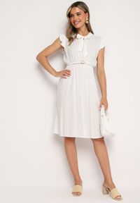 Born2be - Biała Rozkloszowana Sukienka z Wiązanym Dekoltem i Gumką w Pasie Ozdobiona Falbanką Dimonima. Kolor: biały. Materiał: bawełna, wiskoza. Wzór: aplikacja. Typ sukienki: rozkloszowane. Styl: retro, elegancki #3