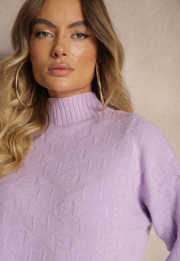 Renee - Fioletowy Golf Sweter z Tłoczeniem i Ściągaczami Melovira. Okazja: na spotkanie biznesowe, na co dzień. Typ kołnierza: golf. Kolor: fioletowy. Materiał: jeans. Wzór: aplikacja. Styl: elegancki, biznesowy, klasyczny, casual