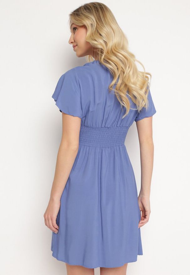 Born2be - Niebieska Sukienka z Wiskozy Saede. Okazja: na co dzień. Kolor: niebieski. Materiał: wiskoza. Wzór: gładki. Sezon: lato. Typ sukienki: kopertowe. Styl: casual. Długość: mini