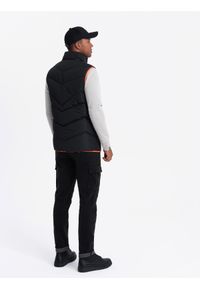 Ombre Clothing - Pikowany męski bezrękawnik z neonowymi akcentami – czarny V4. Typ kołnierza: kołnierzyk stójkowy. Kolor: czarny. Materiał: guma, tkanina, poliester, materiał, syntetyk. Długość rękawa: bez rękawów. Wzór: aplikacja