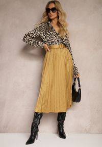 Renee - Złota Plisowana Spódnica Rozkloszowana z Paskiem z Satyny i Klamerką Abellema. Kolor: złoty. Materiał: satyna. Styl: klasyczny, elegancki