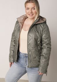 Born2be - Zielona Pikowana Kurtka z Odpinanym Kapturem i Dłuższym Tyłem Harmenope. Okazja: na co dzień. Kolekcja: plus size. Kolor: zielony. Materiał: poliester, jeans. Długość: długie. Styl: casual #1