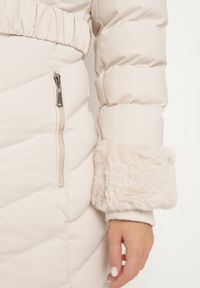 Born2be - Jasnobeżowa Pikowana Kurtka Zimowa z Paskiem i Futerkowymi Obszyciami z Możliwością Odpięcia Hedirra. Okazja: na co dzień. Kolor: beżowy. Materiał: jeans. Sezon: zima. Styl: casual, elegancki #2