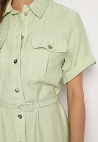 Born2be - Zielona Wiskozowa Sukienka o Koszulowym Kroju z Paskiem Nelavyn. Okazja: na co dzień, do pracy. Kolor: zielony. Materiał: wiskoza. Długość rękawa: krótki rękaw. Typ sukienki: koszulowe. Styl: casual, elegancki #3