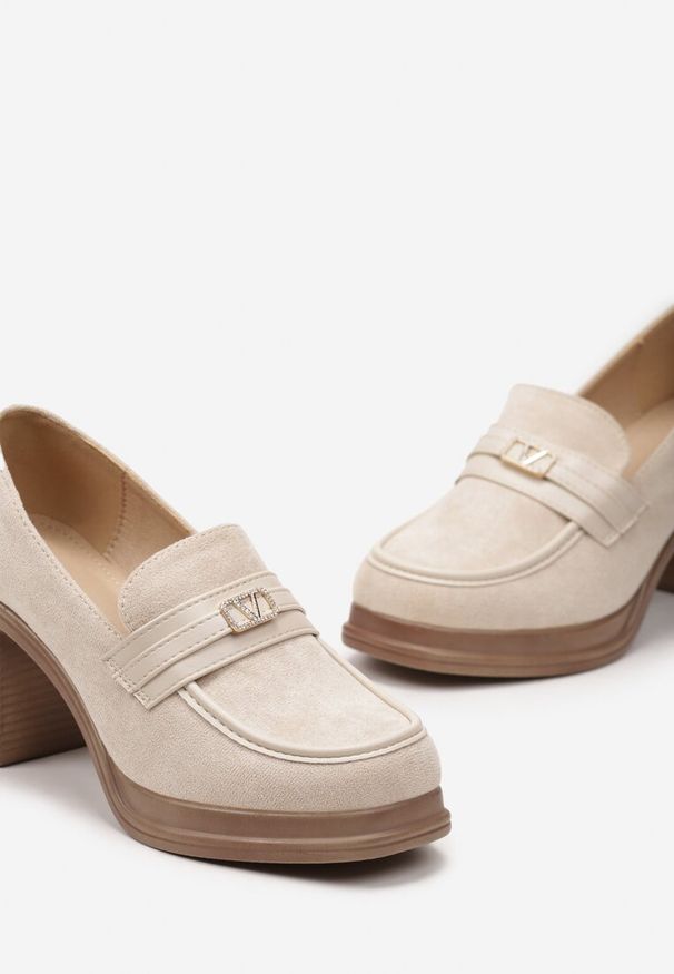 Renee - Beżowe Półbuty w Stylu Mokasynów na Słupku z Klamerką Amledis. Kolor: beżowy. Obcas: na słupku. Styl: elegancki. Wysokość obcasa: średni