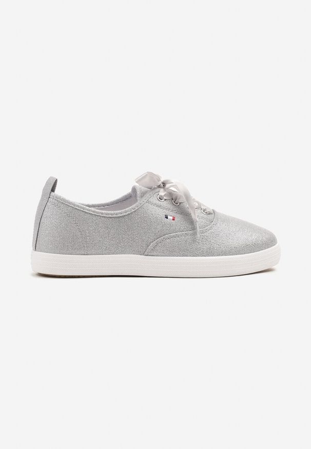 Born2be - Srebrne Tenisówki z Brokatem ze Sznurówkami Typu Wstążka Paldora. Okazja: na co dzień. Zapięcie: sznurówki. Kolor: srebrny. Materiał: jeans, skóra. Wzór: aplikacja. Styl: elegancki, wizytowy, casual