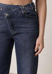 Born2be - Niebieskie Bawełniane Jeansy o Szerokim Kroju z Asymetrycznym Zapięciem Fezitera. Okazja: na co dzień, na spotkanie biznesowe, do pracy. Stan: podwyższony. Kolor: niebieski. Styl: casual, biznesowy, elegancki #3