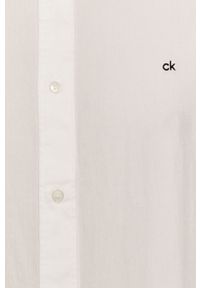 Calvin Klein - Koszula bawełniana. Okazja: na co dzień. Typ kołnierza: kołnierzyk stójkowy. Kolor: biały. Materiał: bawełna. Długość rękawa: długi rękaw. Długość: długie. Wzór: gładki. Styl: casual #5