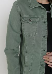 Born2be - Ciemnozielona Kurtka Jeansowa Jennishell. Kolor: zielony. Materiał: jeans. Długość rękawa: długi rękaw. Długość: długie #3