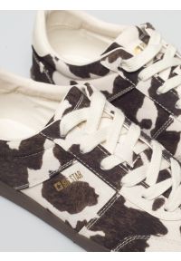 Big-Star - Sneakersy damskie z motywem krowiej skóry białe TT274369 101. Nosek buta: okrągły. Zapięcie: sznurówki. Kolor: biały. Materiał: skóra. Sport: turystyka piesza #3