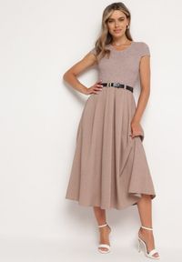 Born2be - Ciemnobeżowa Rozkloszowana Sukienka z Paskiem z Imitacji Skóry Drinna. Typ kołnierza: dekolt w kształcie V. Kolor: beżowy. Materiał: skóra. Długość rękawa: krótki rękaw. Wzór: aplikacja. Styl: elegancki #1