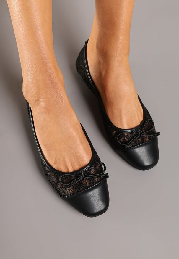 Born2be - Czarne Balerinki Vices z Koronki Zdobione Kokardką Desanise. Okazja: na co dzień. Kolor: czarny. Materiał: koronka. Wzór: aplikacja, koronka. Obcas: na obcasie. Styl: elegancki, casual. Wysokość obcasa: niski