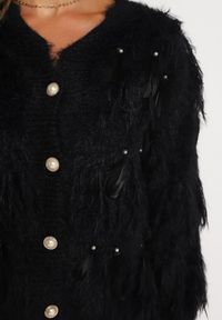 Born2be - Czarny Puchaty Kardigan Wykończony Perełkami i Piórami Mavanora. Kolor: czarny. Materiał: wełna, jeans. Wzór: aplikacja. Styl: klasyczny #3