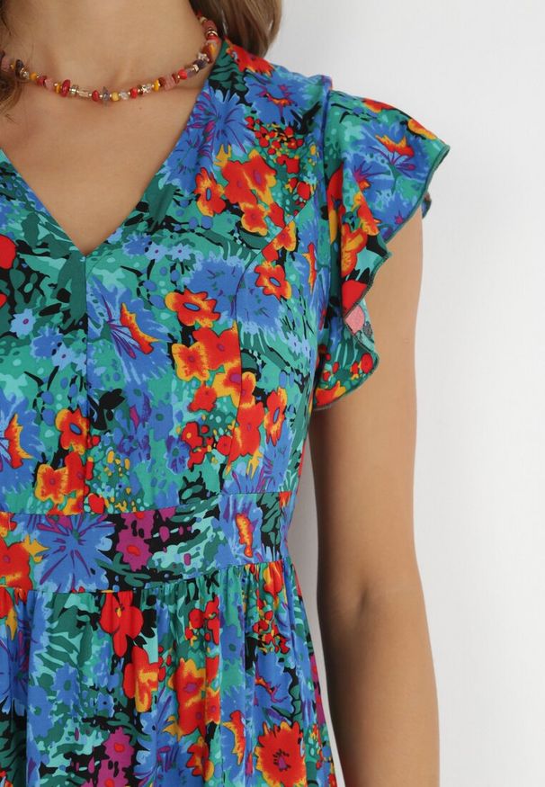 Born2be - Niebieska Rozkloszowana Sukienka z Wiskozy z Falbanką Nespena. Okazja: na co dzień. Typ kołnierza: dekolt w kształcie V. Kolor: niebieski. Wzór: kwiaty. Typ sukienki: proste, rozkloszowane. Materiał: wiskoza. Długość rękawa: krótki rękaw. Sezon: lato. Styl: elegancki, casual