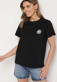 Born2be - Czarny T-shirt z Bawełny Ozdobiony Naszywką Firolee. Okazja: na co dzień. Kolor: czarny. Materiał: bawełna. Wzór: aplikacja. Styl: casual