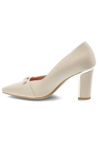 Czółenka damskie Armodo, cholewka ze skóry naturalnej licowej wsuwany fason zabudowany szpiczasty przód, beżowe, DS-976/2/A. Okazja: na spotkanie biznesowe. Nosek buta: szpiczasty. Kolor: beżowy. Szerokość cholewki: normalna. Wzór: aplikacja. Materiał: skóra. Obcas: na obcasie. Styl: elegancki, biznesowy. Wysokość obcasa: średni #3