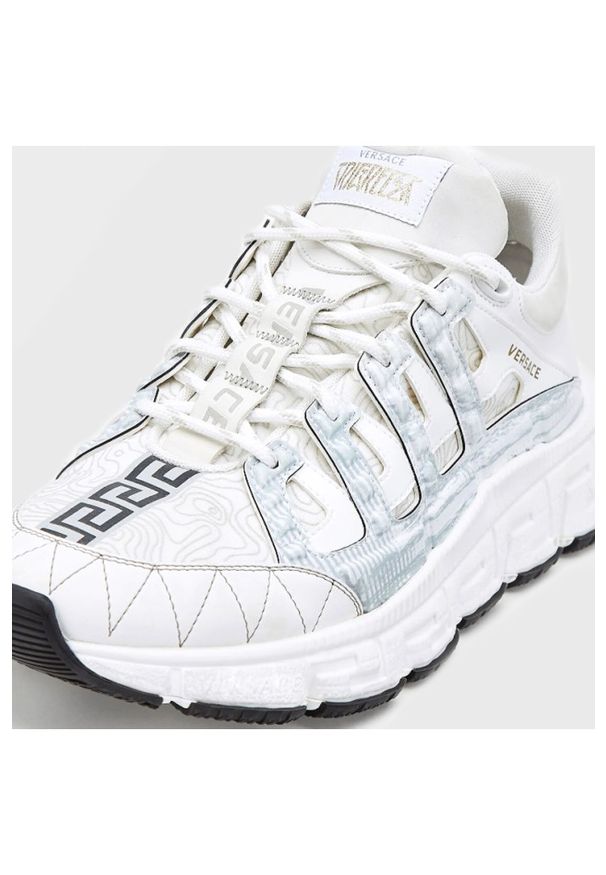 VERSACE Białe sneakersy damskie Trigreca. Kolor: biały. Materiał: materiał