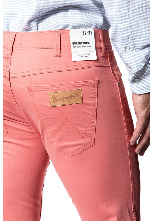 Wrangler - WRANGLER SPODNIE MĘSKIE GREENSBORO CORAL W15QWAR03 112127119. Materiał: materiał