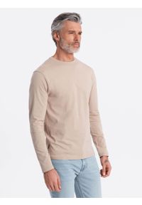 Ombre Clothing - Męski longsleeve BASIC z okrągłym dekoltem - beżowy V8. Kolor: beżowy. Materiał: materiał, bawełna. Długość rękawa: długi rękaw. Wzór: gładki, jednolity. Styl: klasyczny